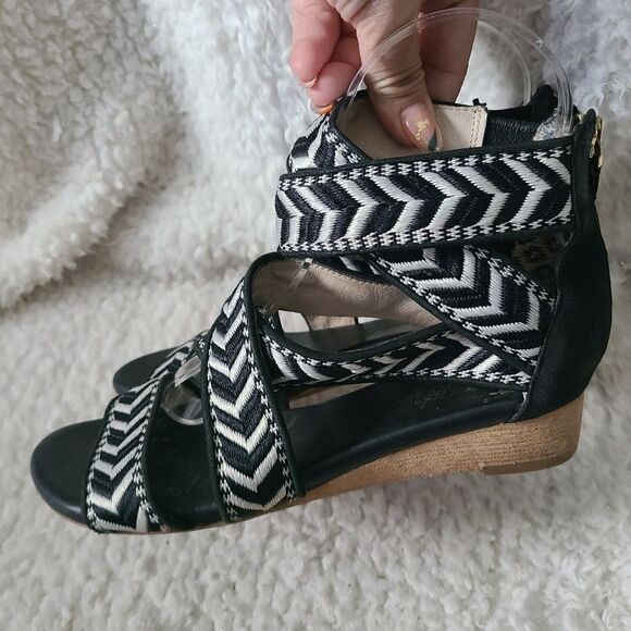 Matt Bernson Black and White Chevron Embroidered Leather Sandals size 6 - Picture 4 of 7